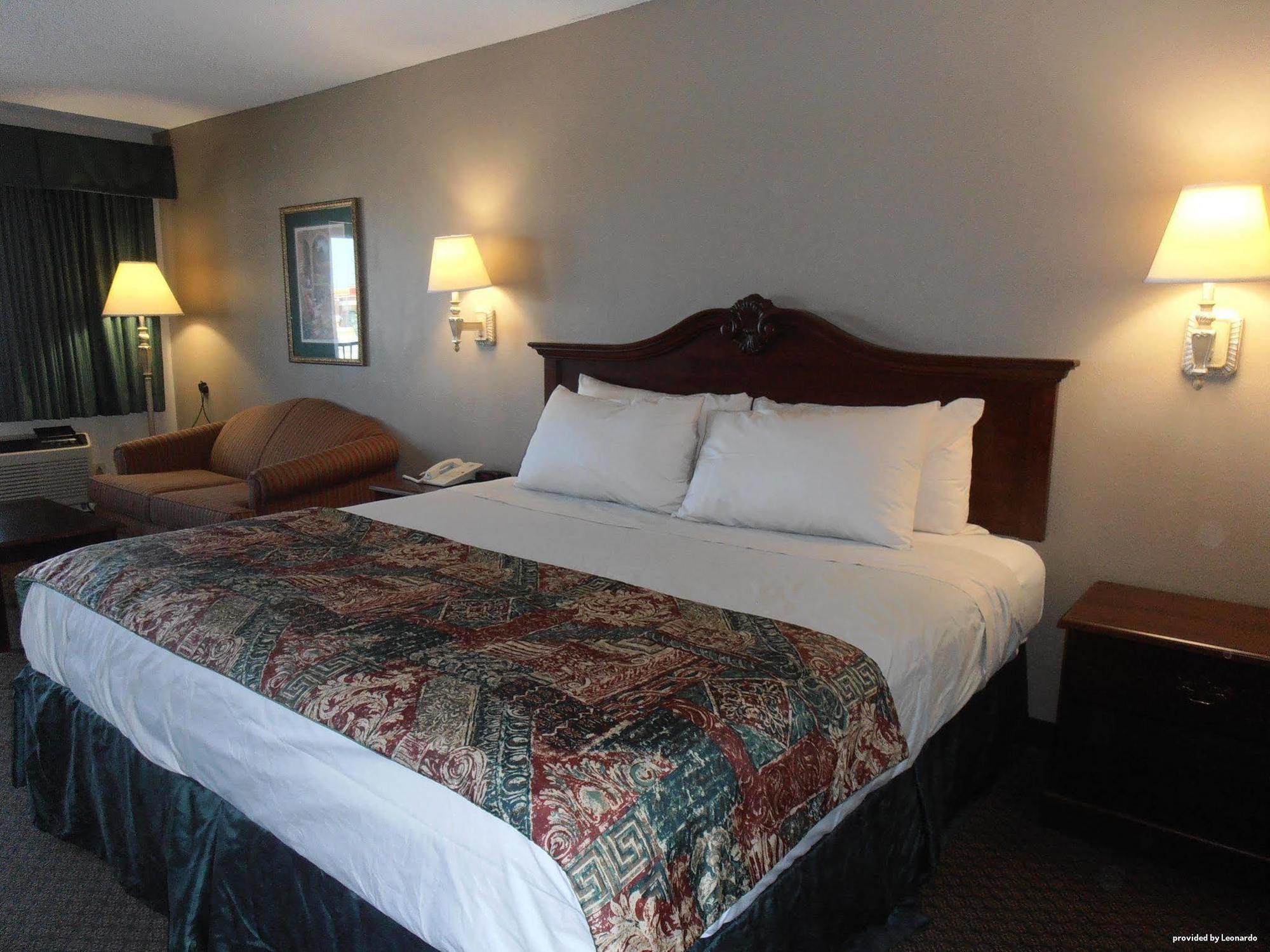 Days Inn & Suites By Wyndham Warner Robins Near Robins Afb Екстер'єр фото