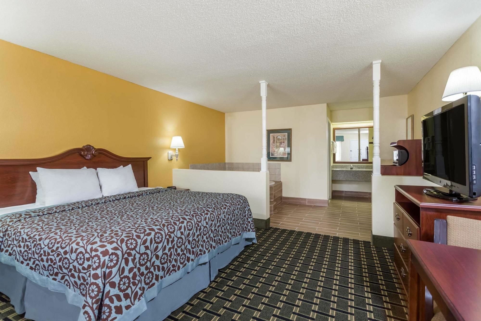Days Inn & Suites By Wyndham Warner Robins Near Robins Afb Екстер'єр фото