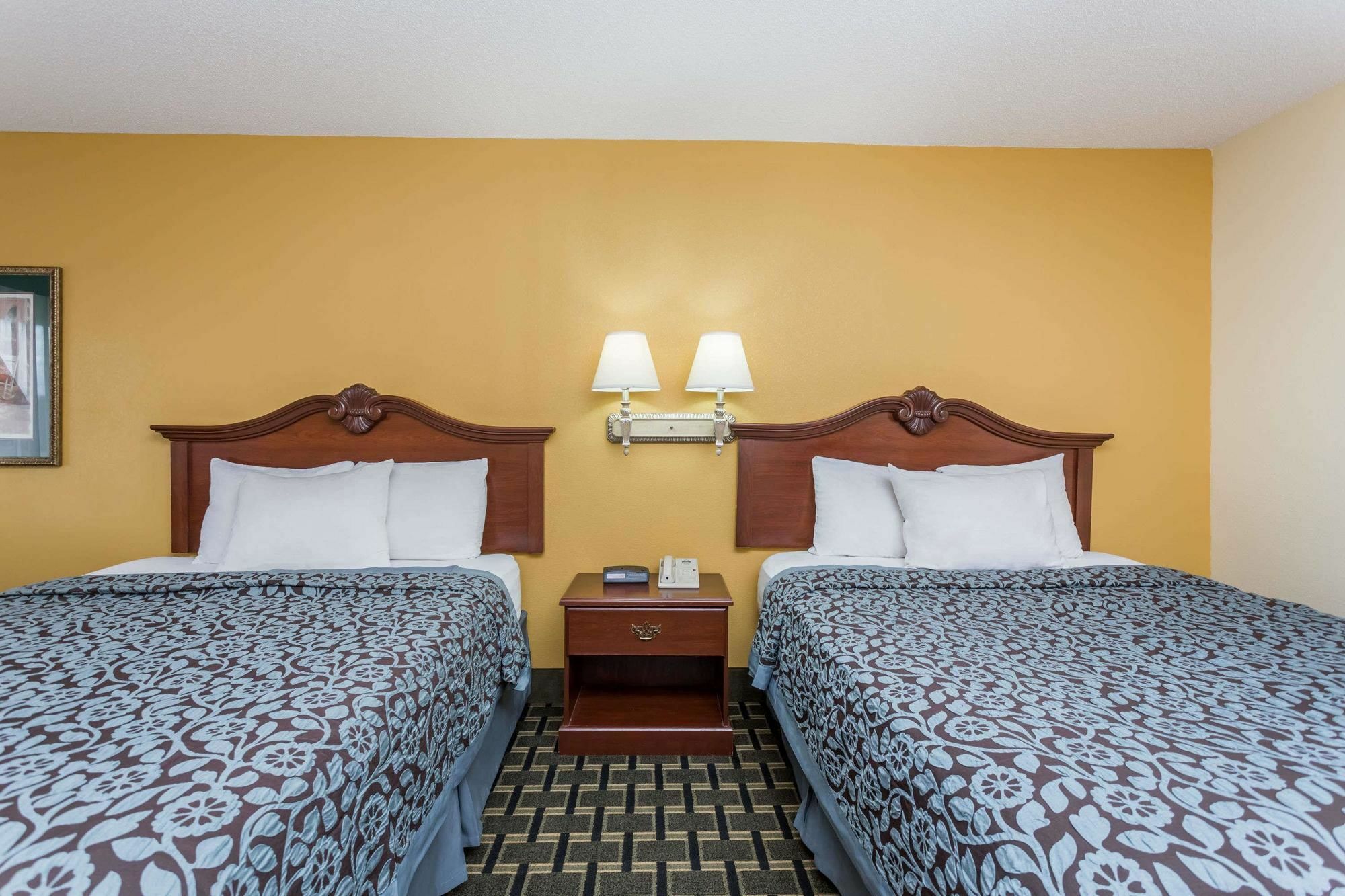 Days Inn & Suites By Wyndham Warner Robins Near Robins Afb Екстер'єр фото
