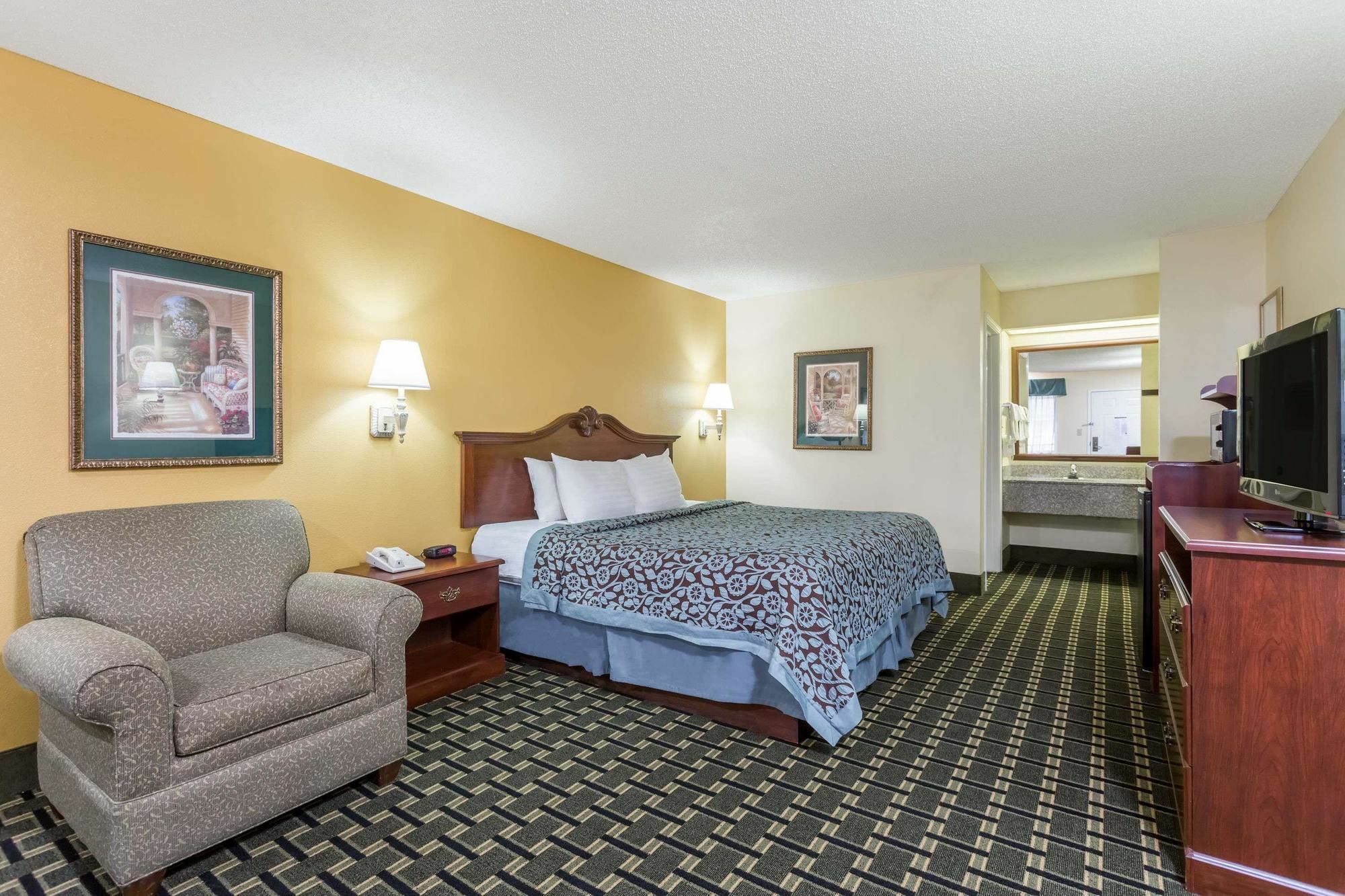 Days Inn & Suites By Wyndham Warner Robins Near Robins Afb Екстер'єр фото