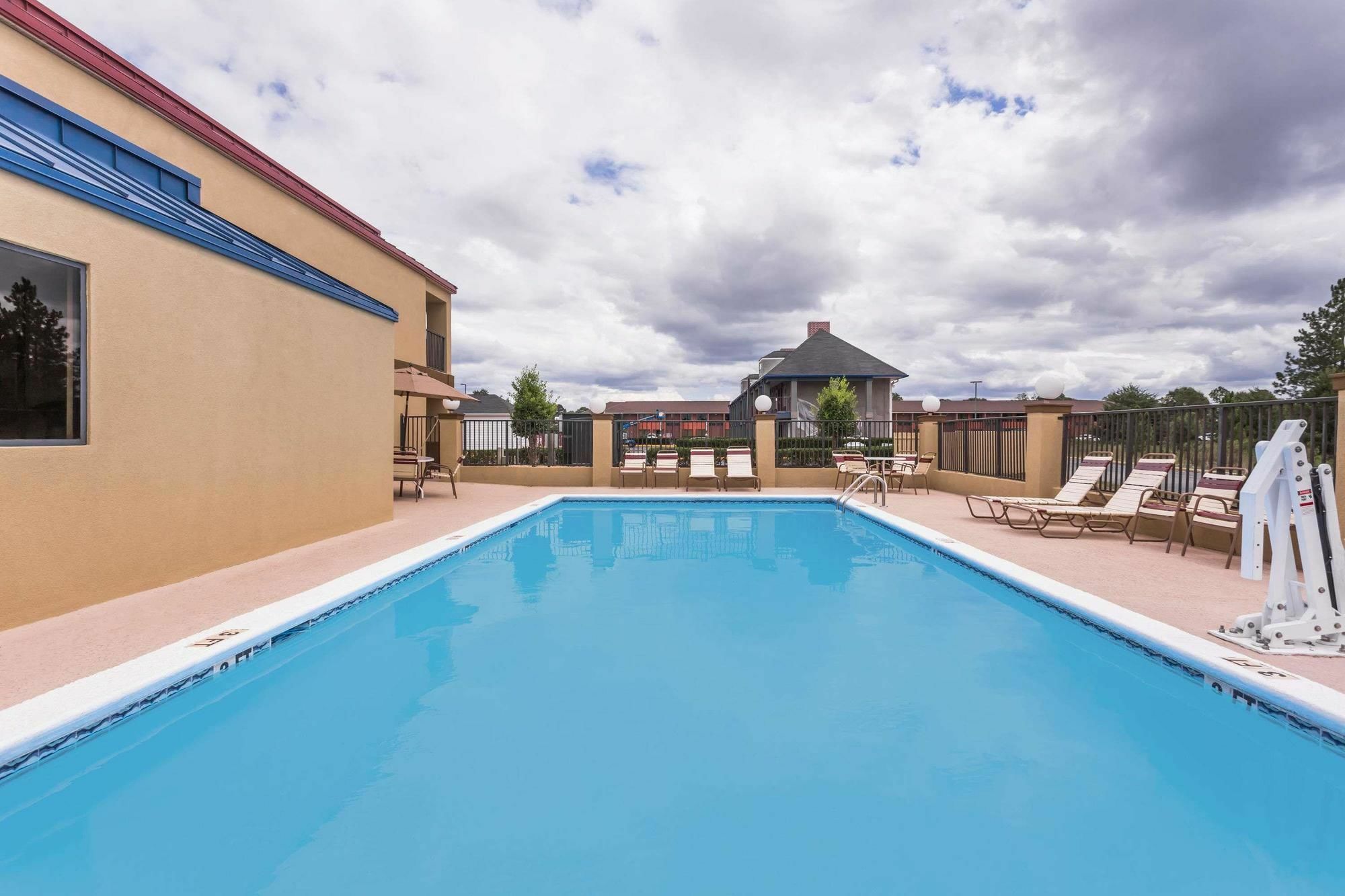 Days Inn & Suites By Wyndham Warner Robins Near Robins Afb Екстер'єр фото