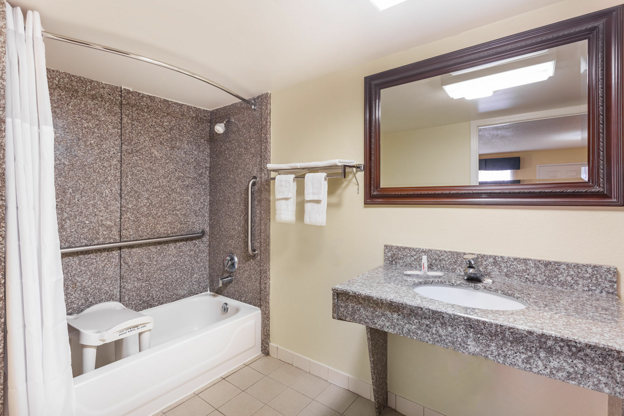 Days Inn & Suites By Wyndham Warner Robins Near Robins Afb Екстер'єр фото
